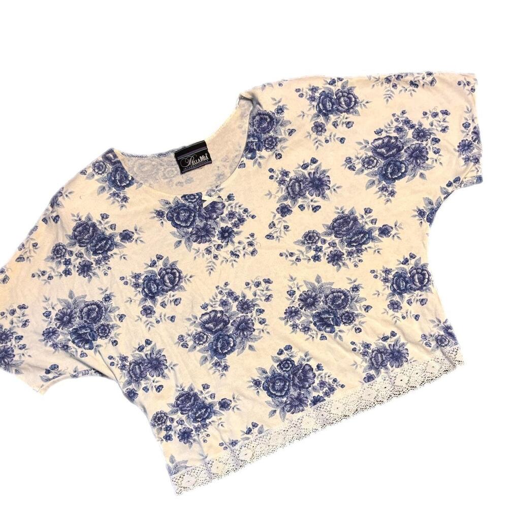 90s white and blue boxy floral cropped top with lace trim